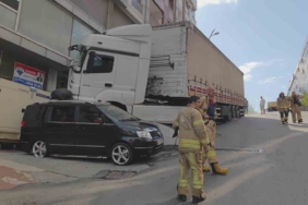 Sultangazi’de facianın eşiğinden dönüldü: Yokuş aşağı kayan tır park halindeki aracın üzerine düştü