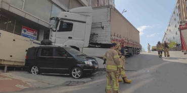 Sultangazi’de facianın eşiğinden dönüldü: Yokuş aşağı kayan tır park halindeki aracın üzerine düştü