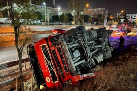 Sultangazi’de karşı şeride geçen hafriyat kamyonu, bariyere çarparak devrildi