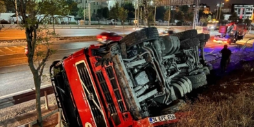 Sultangazi’de karşı şeride geçen hafriyat kamyonu, bariyere çarparak devrildi