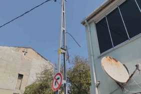 Sultangazi’de önce internet kablolarını ardından bisikleti çalan hırsız kamerada