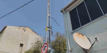 Sultangazi’de önce internet kablolarını ardından bisikleti çalan hırsız kamerada