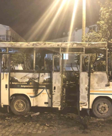 Sürücü kursu minibüsü alev topuna döndü