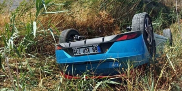 Takla atan otomobilden yaralı olarak kurtuldu