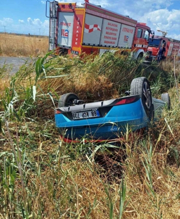 Takla atan otomobilden yaralı olarak kurtuldu