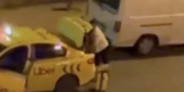 Taksi şoförüyle yolcunun kavgası kamerada, “Polis çağırın, yardım edin”