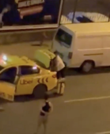 Taksi şoförüyle yolcunun kavgası kamerada, “Polis çağırın, yardım edin”