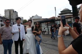 Taksim’de düğün fotoğrafı çektiren Çinli çift ilgi odağı oldu