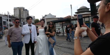 Taksim’de düğün fotoğrafı çektiren Çinli çift ilgi odağı oldu