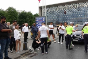 Taksim’de hatalı sollama kazaya neden oldu: Motosiklet ile lüks araç birbirine girdi