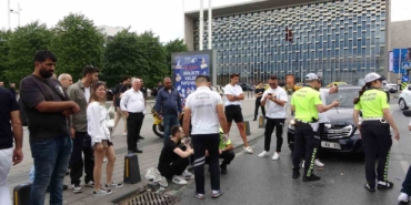 Taksim’de hatalı sollama kazaya neden oldu: Motosiklet ile lüks araç birbirine girdi