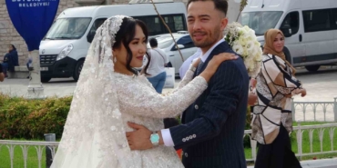 Taksim’de objektiflere gülümseyen Faslı gelin ve damat büyük ilgi gördü