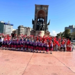 Taksim’de yeni eğitim öğretim yılı nedeniyle tören düzenledi