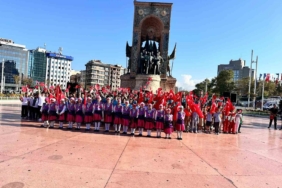 Taksim’de yeni eğitim öğretim yılı nedeniyle tören düzenledi
