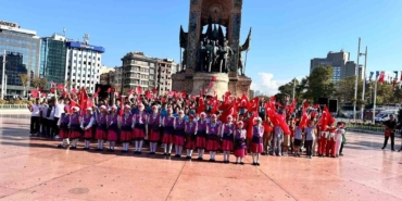 Taksim’de yeni eğitim öğretim yılı nedeniyle tören düzenledi