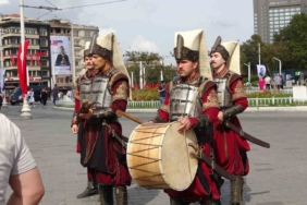 Taksim’de Yeniçeriler dizinin yeni sezonunu duyurdu, vatandaşlar o anları kayda aldı