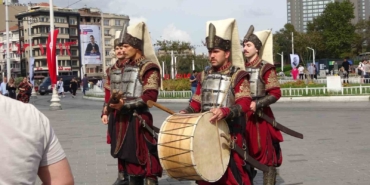 Taksim’de Yeniçeriler dizinin yeni sezonunu duyurdu, vatandaşlar o anları kayda aldı