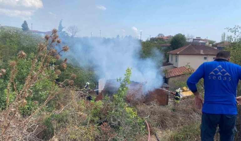 Tandırdan sıçrayan alevler barakayı sardı