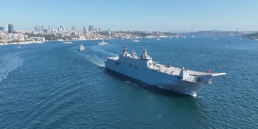 TCG Anadolu Gemisinin boğazdan geçişi havadan görüntülendi