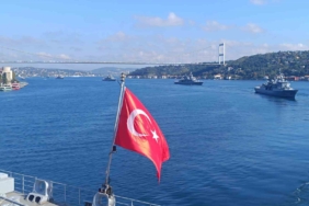 TCG Anadolu ile birlikte 15 savaş gemisi İstanbul Boğazı’ndan geçti