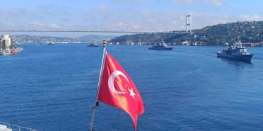 TCG Anadolu ile birlikte 15 savaş gemisi İstanbul Boğazı’ndan geçti