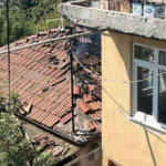 Tek katlı binanın çatısında çıkan yangın korkuttu