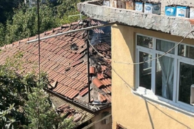 Tek katlı binanın çatısında çıkan yangın korkuttu