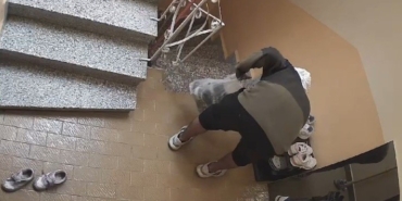 Tekirdağ’da apartmanda ayakkabı hırsızı kameralara yakalandı