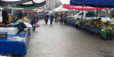 Tekirdağ’da şiddetli yağış, Salı Pazarı’nı sular altında bıraktı