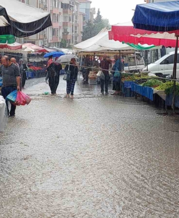 Tekirdağ’da şiddetli yağış, Salı Pazarı’nı sular altında bıraktı