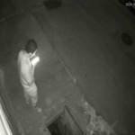 Telefona bakarken mazgala düştü: O anlar kameraya yansıdı