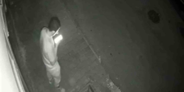 Telefona bakarken mazgala düştü: O anlar kameraya yansıdı