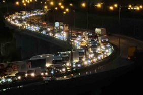 TEM’de 3 tır kazaya karıştı, 11 kilometrelik araç kuyruğu oluştu