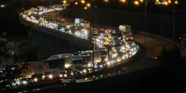 TEM’de 3 tır kazaya karıştı, 11 kilometrelik araç kuyruğu oluştu