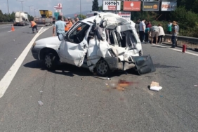 TEM’de feci kaza, tırın çarptığı hafif ticari araç kağıt gibi ezildi: 1’i ağır, 2 yaralı