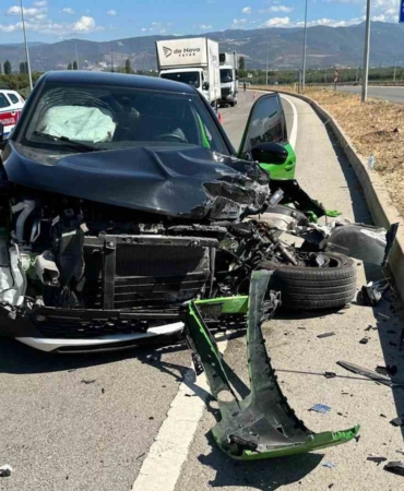 Tır ile otomobil çarpıştı: 4 yaralı