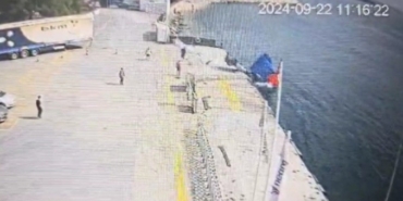 Tırın denize düştüğü anlar kamerada