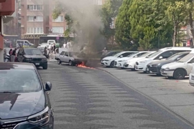 Tofaş otomobil alevlere teslim oldu, LPG tankı bomba gibi patladı