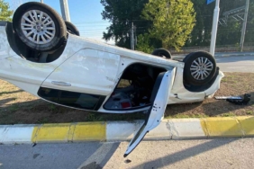 Trafik ışıklarında kaza: Otomobil takla attı