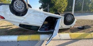 Trafik ışıklarında kaza: Otomobil takla attı