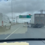 Trafikte tehlikeli inatlaşma kamerada