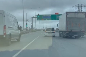 Trafikte tehlikeli inatlaşma kamerada