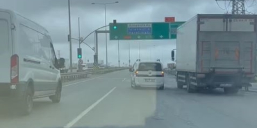 Trafikte tehlikeli inatlaşma kamerada