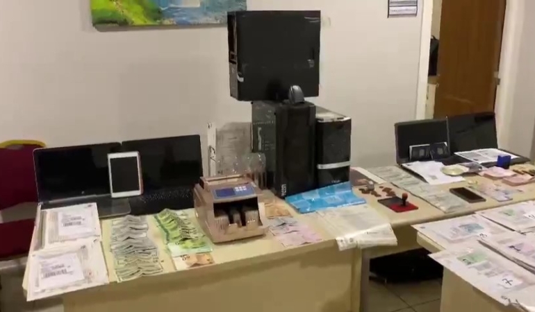 Turizm acentesi altında yabancı uyruklu şahıslara oturma izni çıkartan şüphelilere operasyon: 3 tutuklu