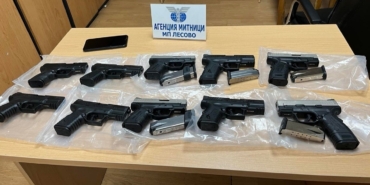 Türkiye plakalı tırda 10 adet susturucu takılan silah ele geçirildi