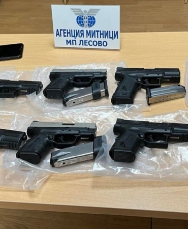 Türkiye plakalı tırda 10 adet susturucu takılan silah ele geçirildi