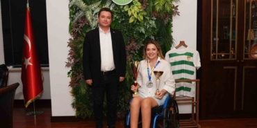 Türkiye’nin ilk engelli kadın ralli pilotu Kübra’dan çifte kupa