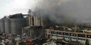 Üç saat sonra kontrol altına alınan yangını soğutma çalışmaları devam ediyor