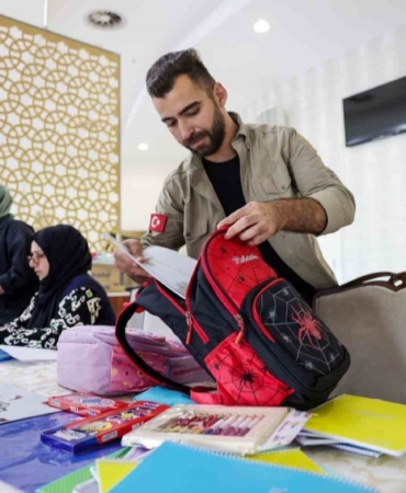 Ümraniye Belediyesi’nden öğrencilere kırtasiye desteği