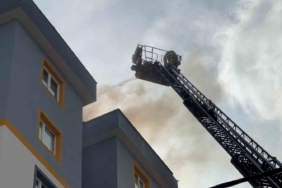Ümraniye’de 10 katlı binanın çatısı alevlere teslim oldu
